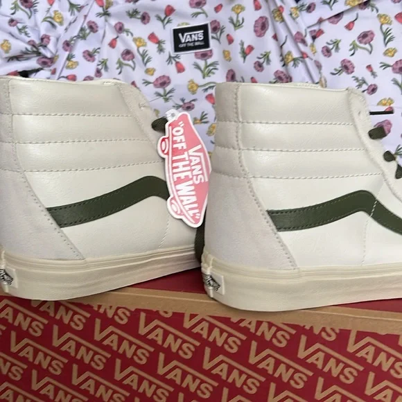 Vans Women’s Sk8-Hi
Vintage Pop Marshmallow/True White 
VN0A4BVTR2S
Sneakers - Picture 15 of 16